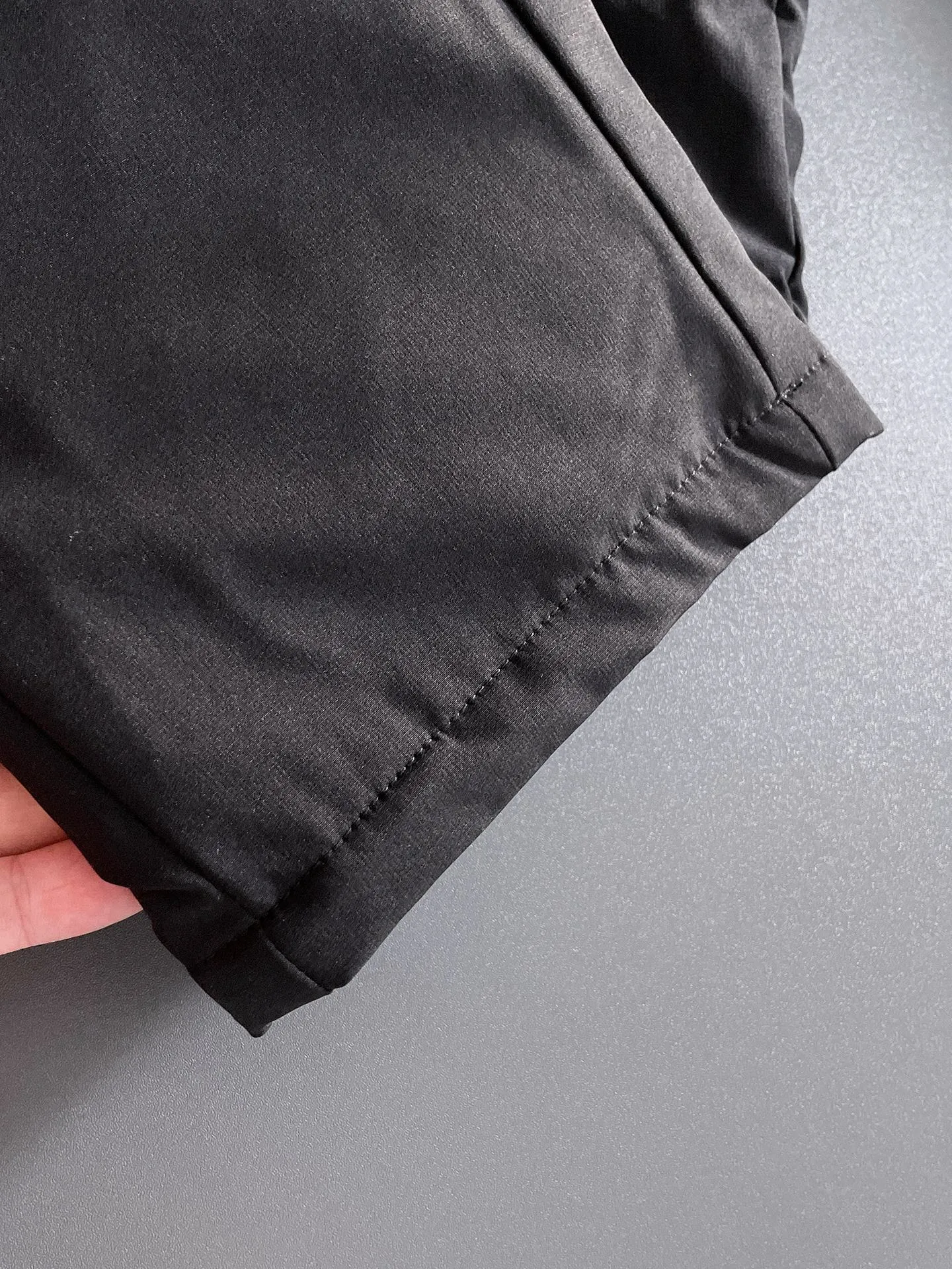 P490 Big Goose 25ss new autumn and winter thickened warm down pants are here🔥A must-have for winter, outdoor windproof, temperature-locking and warm. Made of professional-grade outdoor windproof, waterproof and breathable fabric. Lining is 90% white duck down filling. Lightweight design. Lightweight and warm. Seamless gluing process on the inside. Made of light and bold-proof velvet fabric to effectively prevent velvet running. Original hardware accessories. Classic logo matching. Simple and versatile. The upper body is stylish and not bulky. The style is the same for men and women! Size: M-3XL.
